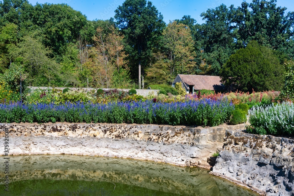 Jardins avec fleurs et point d'eau