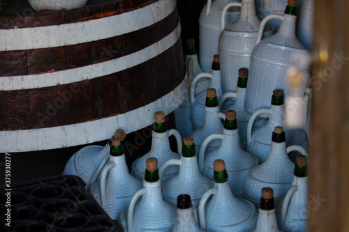 Garrafas en una bodega