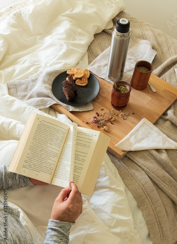 Desayuno argentino con mate y leyendo un libro en la cama, habitación luminosa y clara