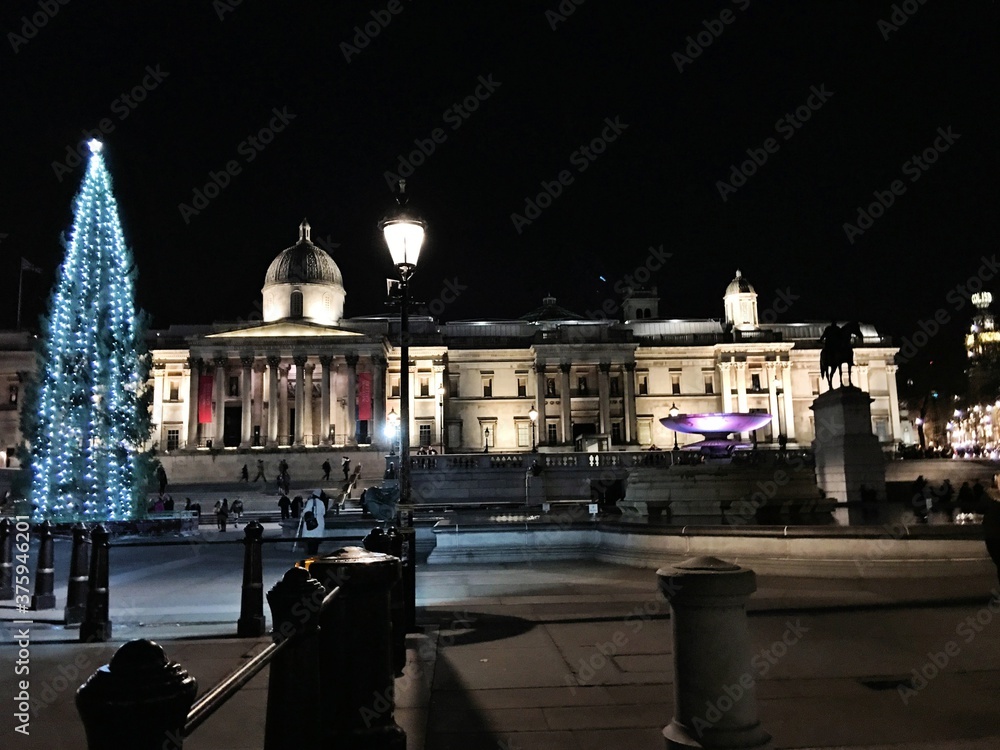 Naklejka premium Trafalgher Square at night