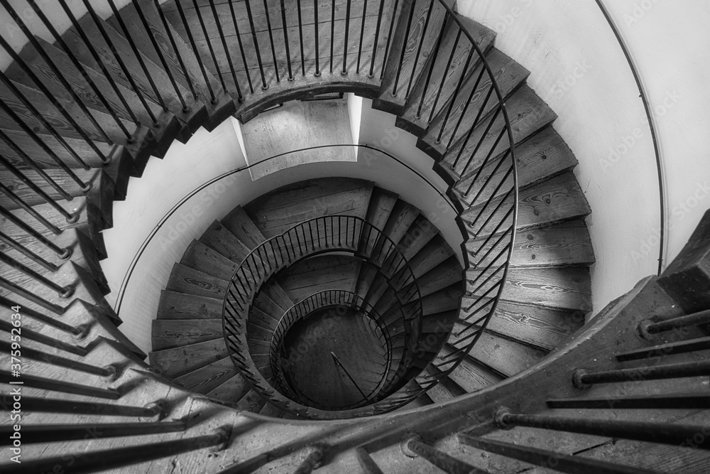Fototapeta premium Aufnahme einer alten rustikalen Wendeltreppe
