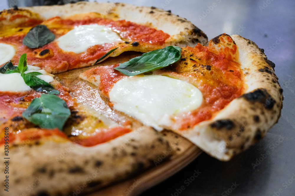 Pizza Margherita con mozzarella pomodoro basilico e olio extra vergine  d'oliva. Bordo alto cornicione alto. Cotta nel forno a legna. Stock Photo |  Adobe Stock