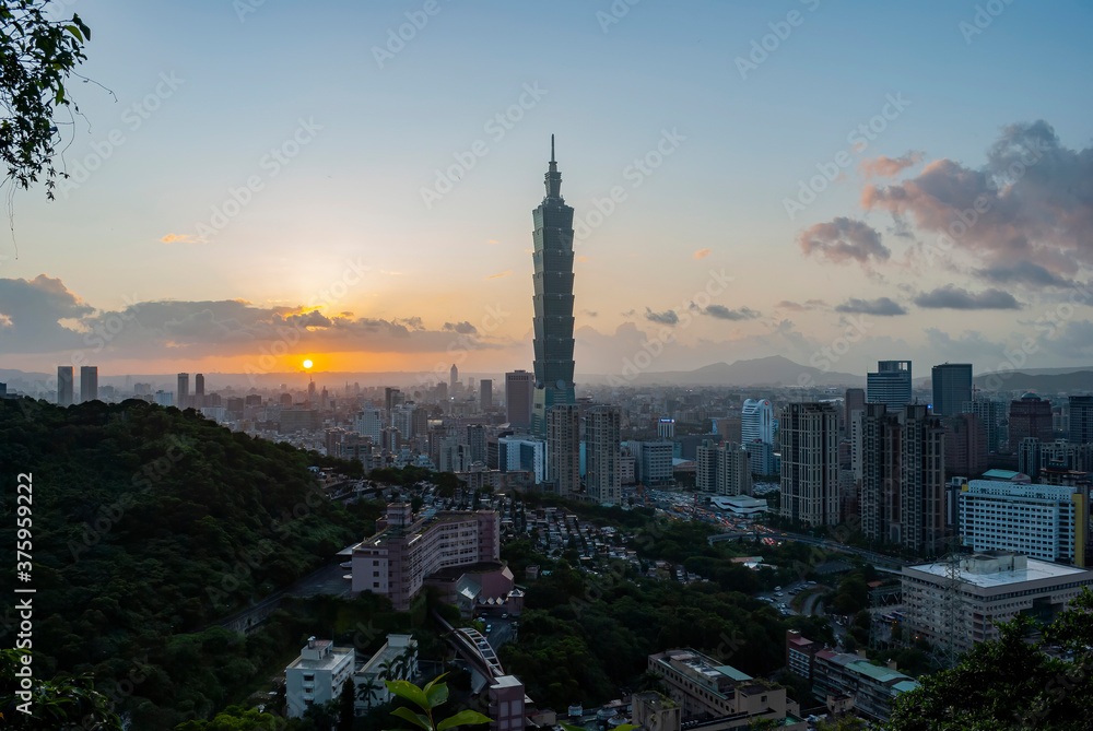 Obraz premium Sunset high angle view of the cityscape of Xinyi District