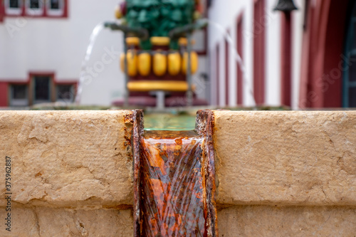 Wasserbrunnen bunt