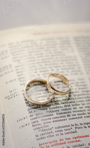 husbands rings on the bible before the wedding
