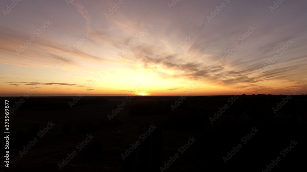 Brandenburger Land zur Goldenen Stunde. Landschaft, Horizont, Felder und Wälder  