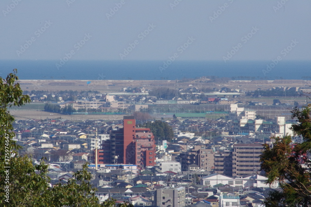 遠く高台から眺める東日本大震災の被災地
