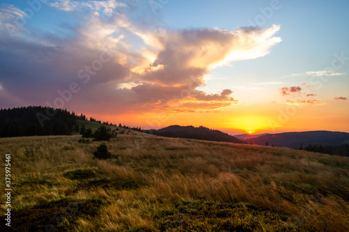 Fototapeta Naklejka Na Ścianę i Meble -  Gorce, Wschód słońca widziany z hali czoła Turbacza. słońce wschodzi nad Gorcem