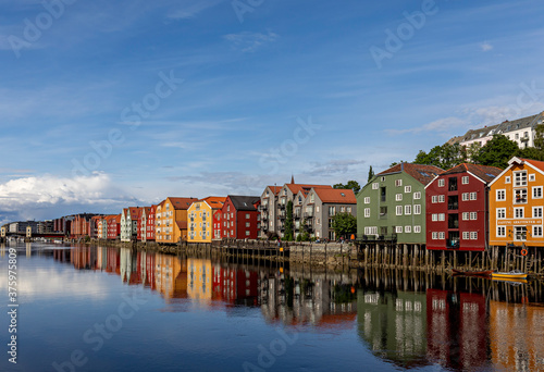 The Trondheim canal on a summer day © Håvard Dyrø