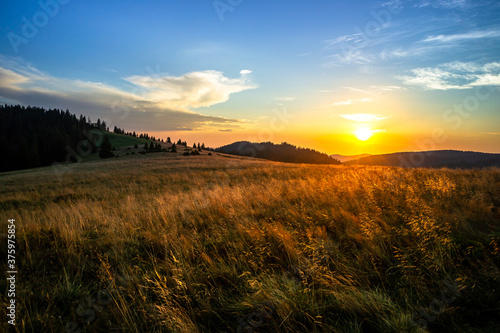 Fototapeta Naklejka Na Ścianę i Meble -  Gorce, Wschód słońca widziany z hali czoła Turbacza. słońce wschodzi nad Gorcem