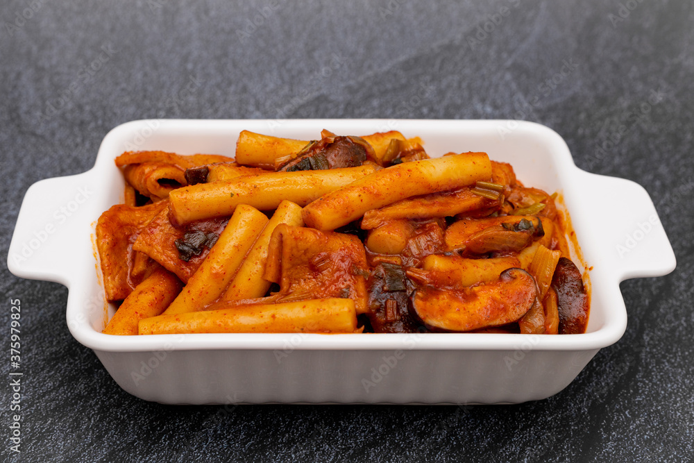 매콤하고 맛있는 떡볶이 - 한국의 국민 간식 매콤하고 맛있는 떡볶이 - 한국의 국민 간식