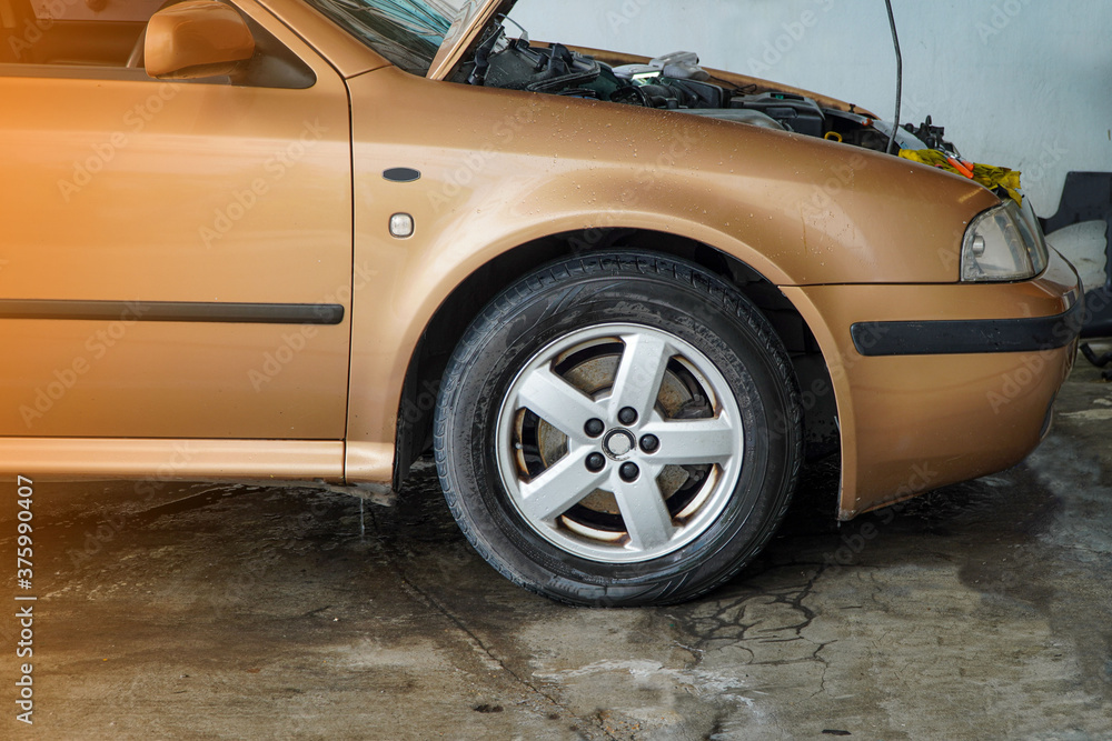 Coolant leaking from the radiator, the car cracked on the road on the road
Coolant leaking from the radiator, the car cracked on the road on the road