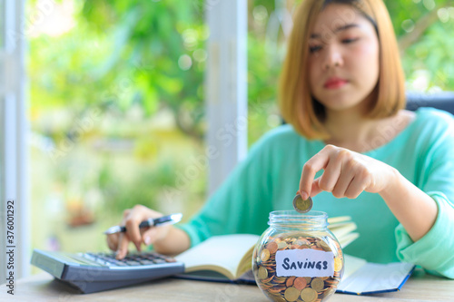 Φωτογραφία Asian female girl caculation money for her account saving