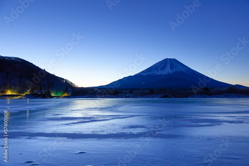 夜明けの富士山と全面氷結した精進湖 山梨県富士河口湖町にて