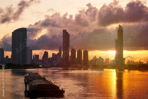 Canvas Print Bangkok sunrise cityscape with chao praya river and giant swing with buildings