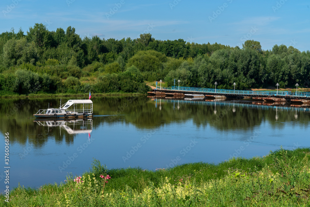 Fototapeta premium Понтонный мост через реку Клязьма в городе Гороховец.