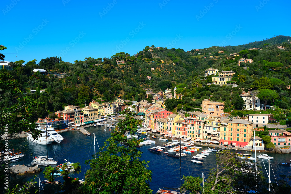 Veduta dall'alto di Portofino splendida cittadina ligure meta di turisti e personaggi famosi