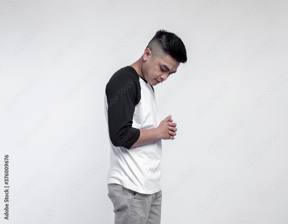 Young handsome man wearing black white raglan t-shirt isolated on background
Young handsome man wearing black white raglan t-shirt isolated on background