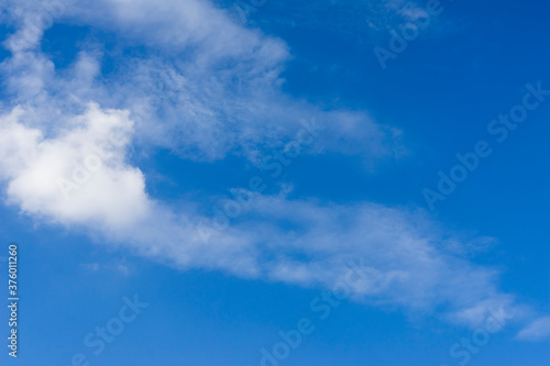 青空にたなびく雲の風景