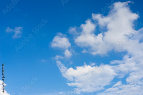 青空にたなびく雲の風景