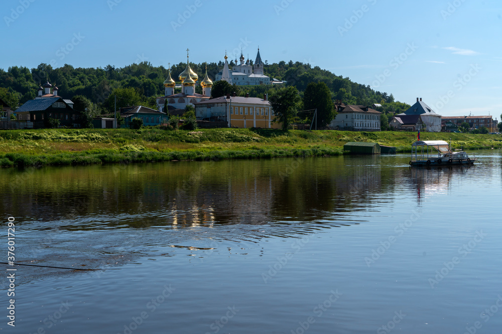 Панорама Гороховца с противоположного берега реки Клязьма. Набережная, собор, монастырь.