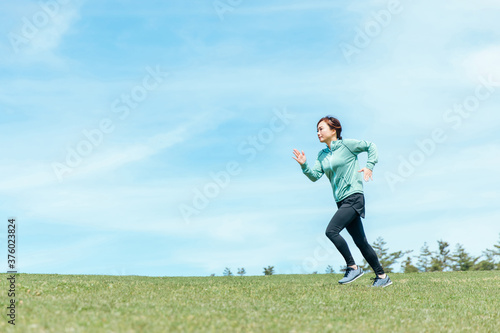 走る女性 