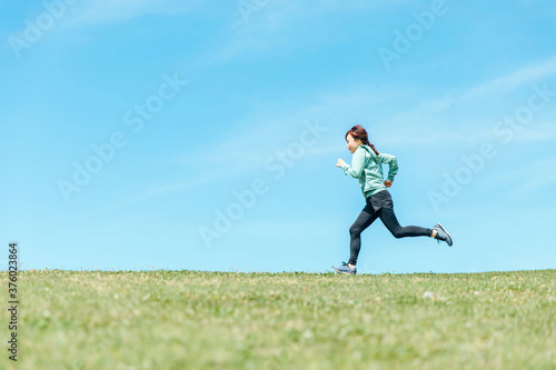 走る女性
