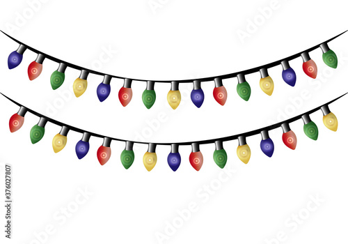 Luces de navidad de colores sobre fondo blanco