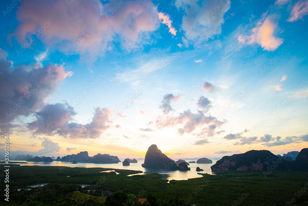 Obraz premium Sea bay silhouette morning sunrise with mountain