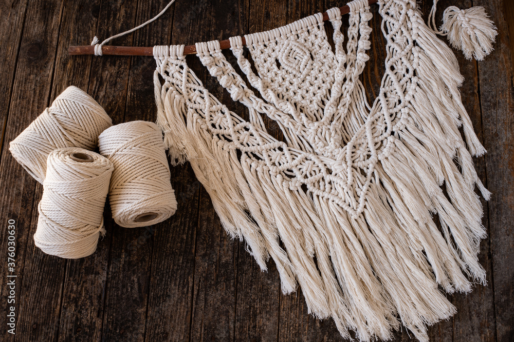Fotografía Weaving macrame at home