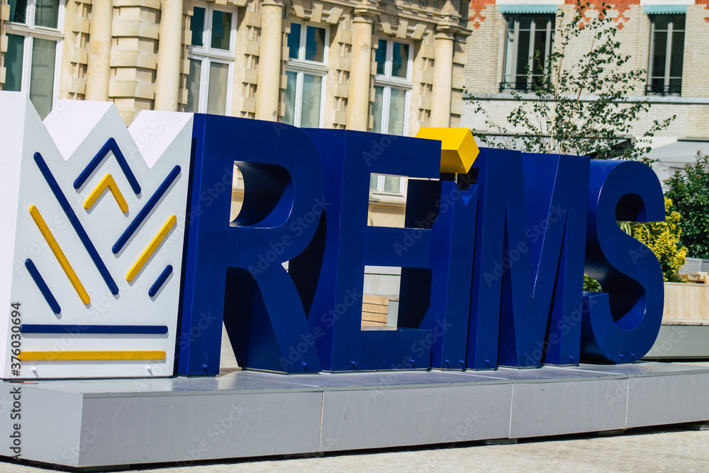 Φωτογραφία View of the town hall located in the historical downtown of Reims, a city in the