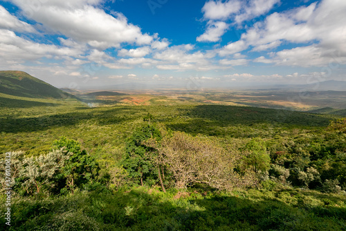 ケニアのマサイマラ国立保護区に行く途中で見た地球の裂け目、大地溝帯（グレートリフトバレー）と青空