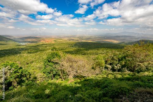 Fototapeta Naklejka Na Ścianę i Meble -  ケニアのマサイマラ国立保護区に行く途中で見た地球の裂け目、大地溝帯（グレートリフトバレー）と青空