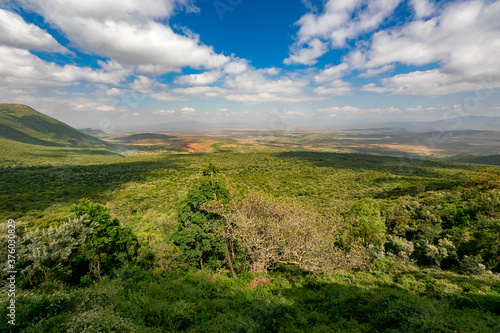 ケニアのマサイマラ国立保護区に行く途中で見た地球の裂け目、大地溝帯（グレートリフトバレー）と青空