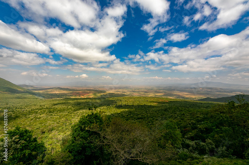 ケニアのマサイマラ国立保護区に行く途中で見た地球の裂け目、大地溝帯（グレートリフトバレー）と青空 © 和紀 神谷