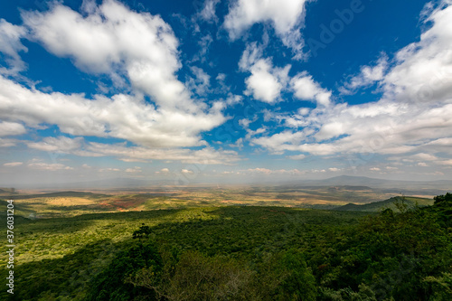 ケニアのマサイマラ国立保護区に行く途中で見た地球の裂け目、大地溝帯（グレートリフトバレー）と青空