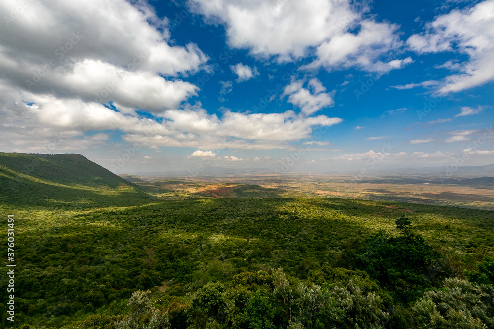 ケニアのマサイマラ国立保護区に行く途中で見た地球の裂け目、大地溝帯（グレートリフトバレー）と青空