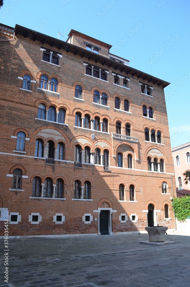 historical architecture typical of Venetian palaces
historical architecture typical of Venetian palaces