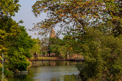 タイのアユタヤにある、クンペーン・レジデンス周辺の庭園の風景と青空