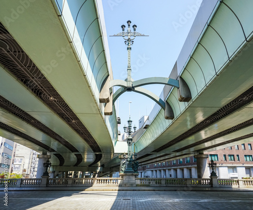 江戸時代から道路網の始点とされる日本橋 首都高速に挟まれた道路元標地点碑と日本橋中央柱の麒麟像