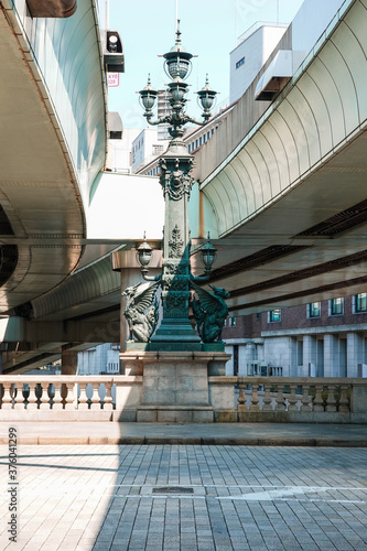 日本橋の中央に埋め込まれた道路元標と日本橋中央柱の麒麟像