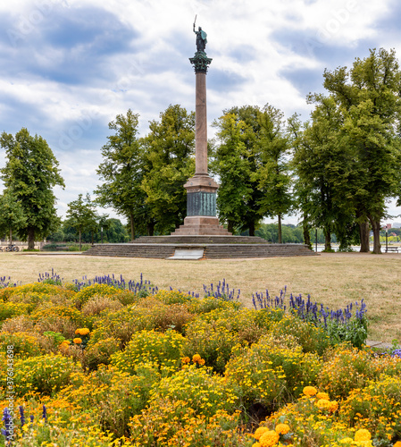 Siegessäule beim Schloss Schwerin im August 2020 photo