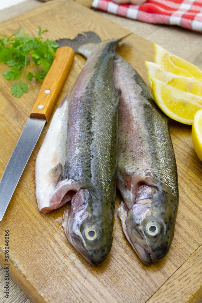 truites entières sur une planche à découper