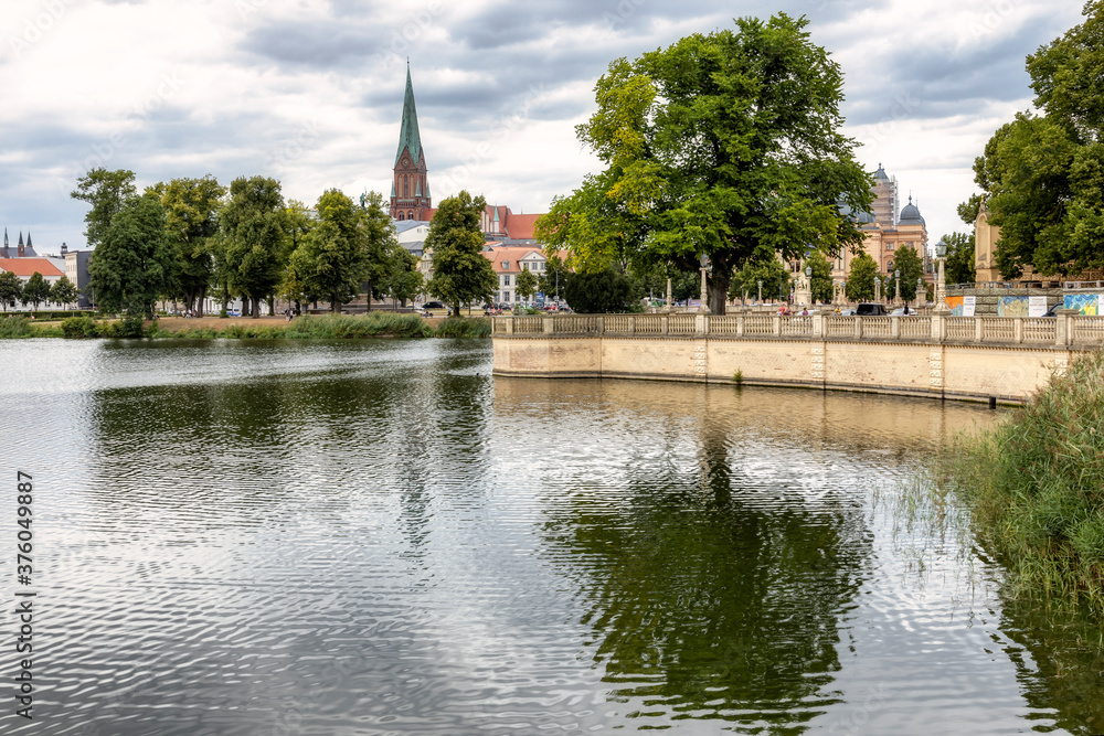 Blick über den Burgsee vom Schlossgarten beim Schweriner Schloss Richtung Siegessäule, Innenstadt und Schweriner Dom im August 2020 Blick über den Burgsee vom Schlossgarten beim Schweriner Schloss Richtung Siegessäule, Innenstadt und Schweriner Dom im August 2020
