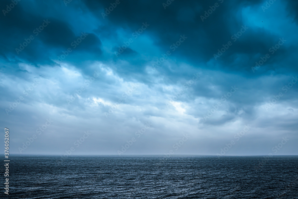 Obraz premium Clouds over sea