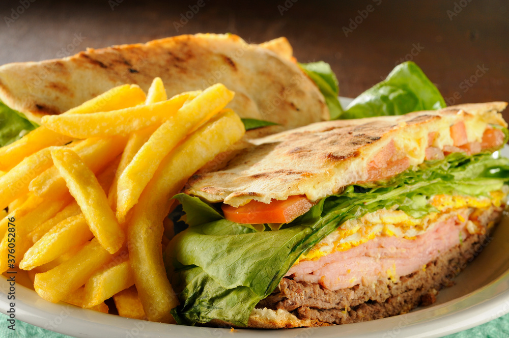 Fototapeta premium Berute com carne, presunto, ovo e batatas fritas