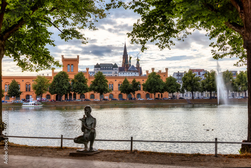 Blick von der August-Bebel-Straße am Ostufer des Pfaffenteichs auf das Innenministerium und die St. Paulskirche in Schwerin im August 2020 photo