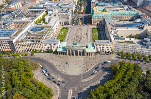 Das Brandenburger Tor am Pariser Platz in Berlin, Deutschland. Luftbild. photo