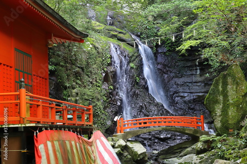 日本の神社の中にある滝
