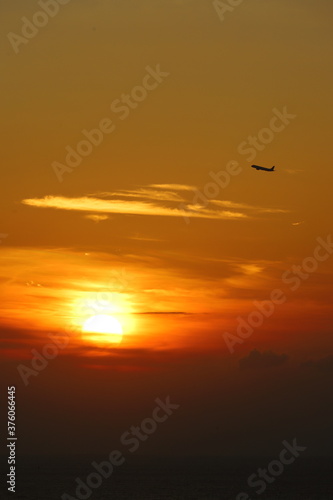 空港近くの夕日の風景 © HIDEKAZU